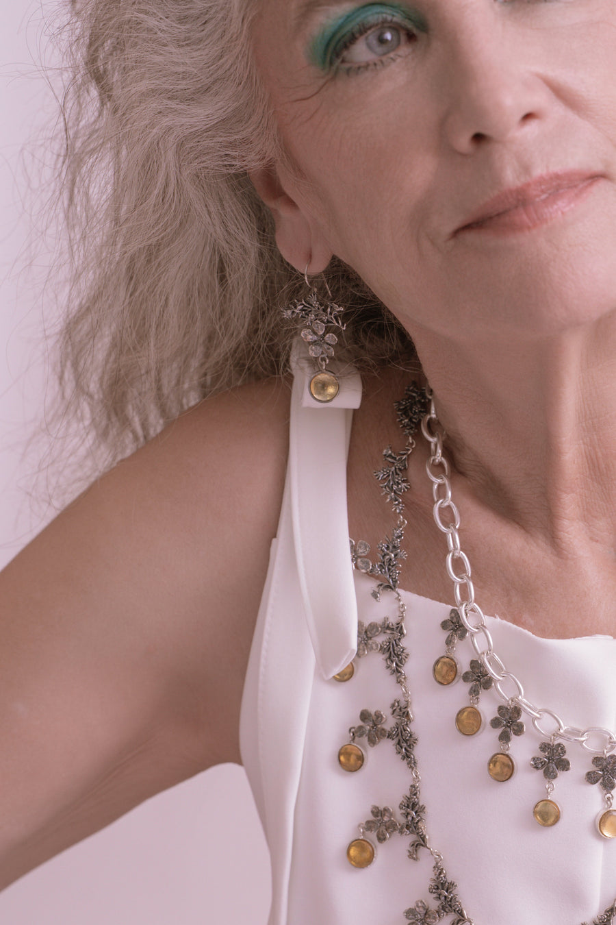 Aretes Jardín de mi Abuela, joya de plata .925, con ámbar – Gabriela Sánchez (vista 4)