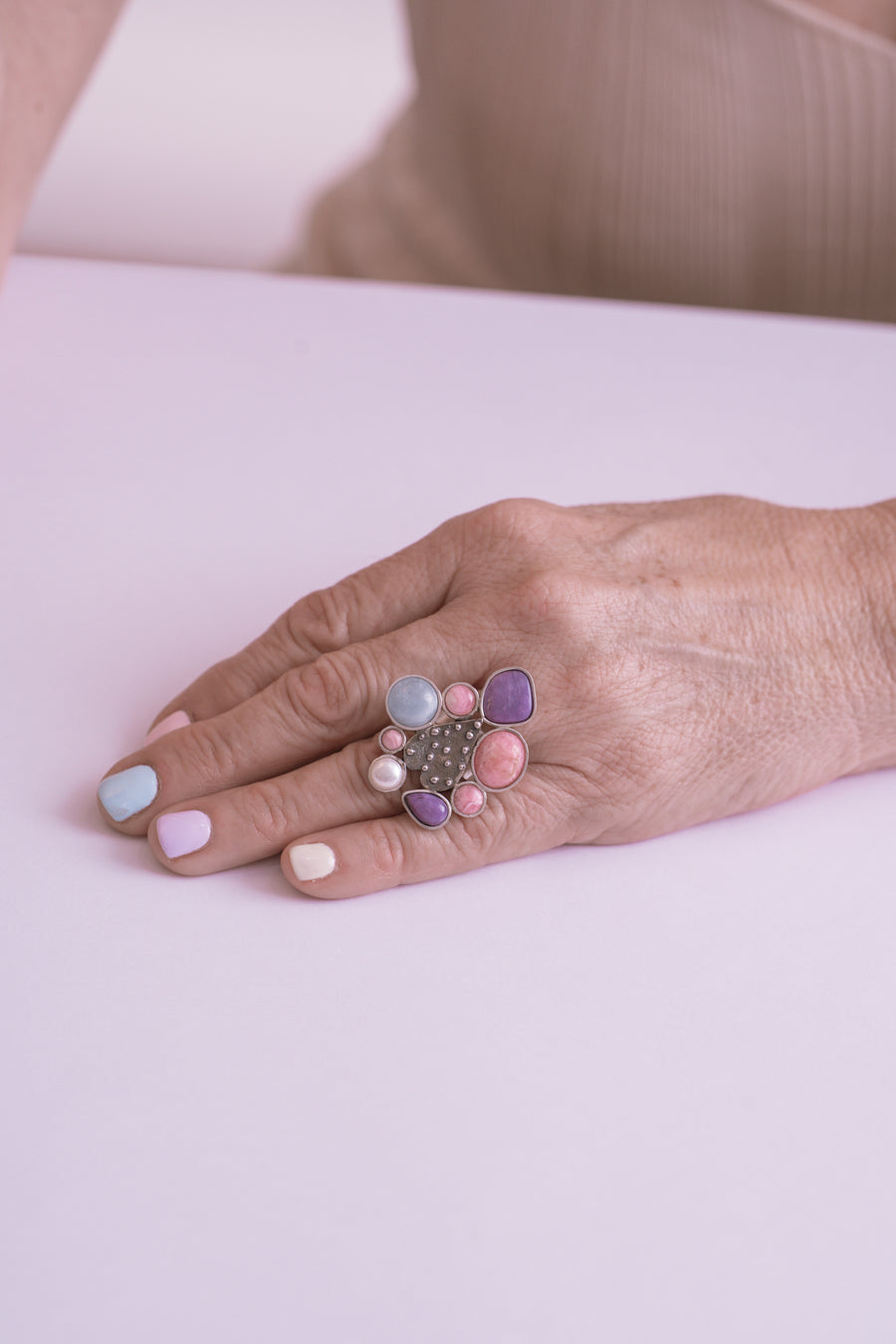 Anillo Dulce Compañía, joya de plata .925, con fosforita y perla – Gabriela Sánchez (vista 2)