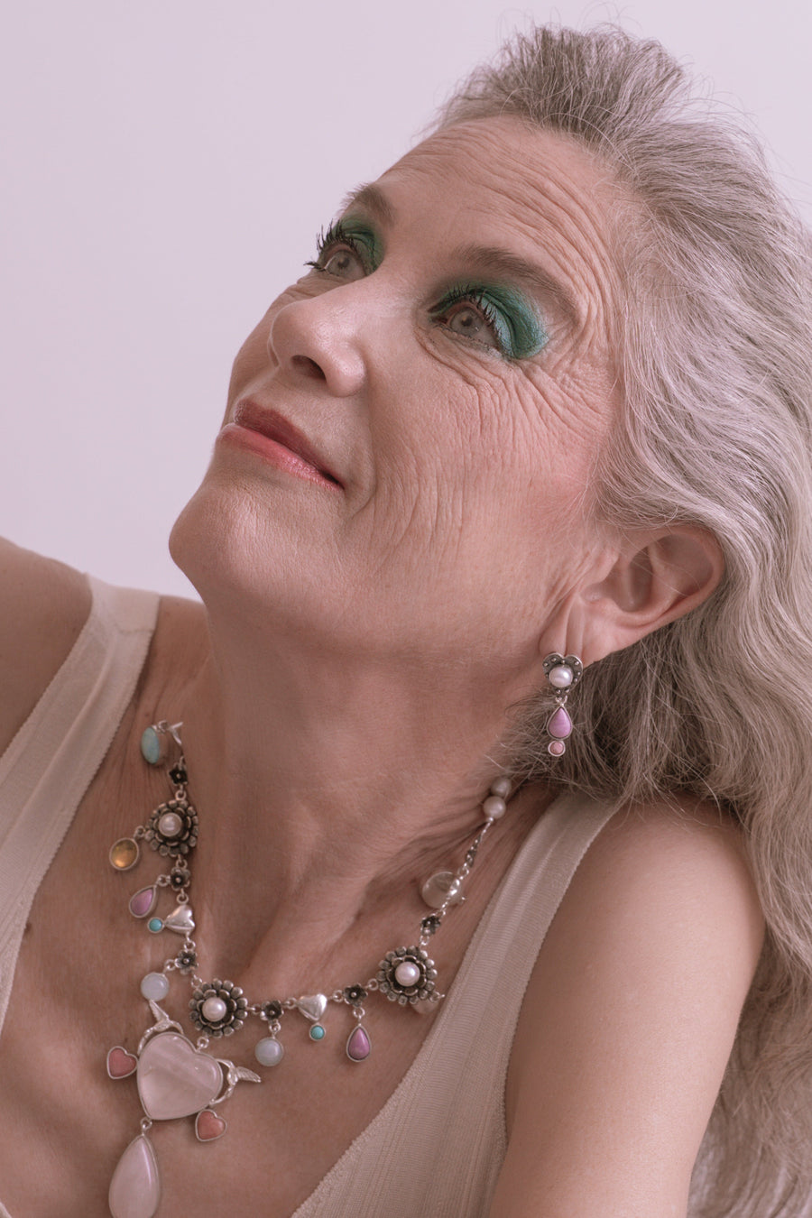 Aretes Dulce Compañía, joya de plata .925, con fosforita y rodocosita – Gabriela Sánchez (vista 2)