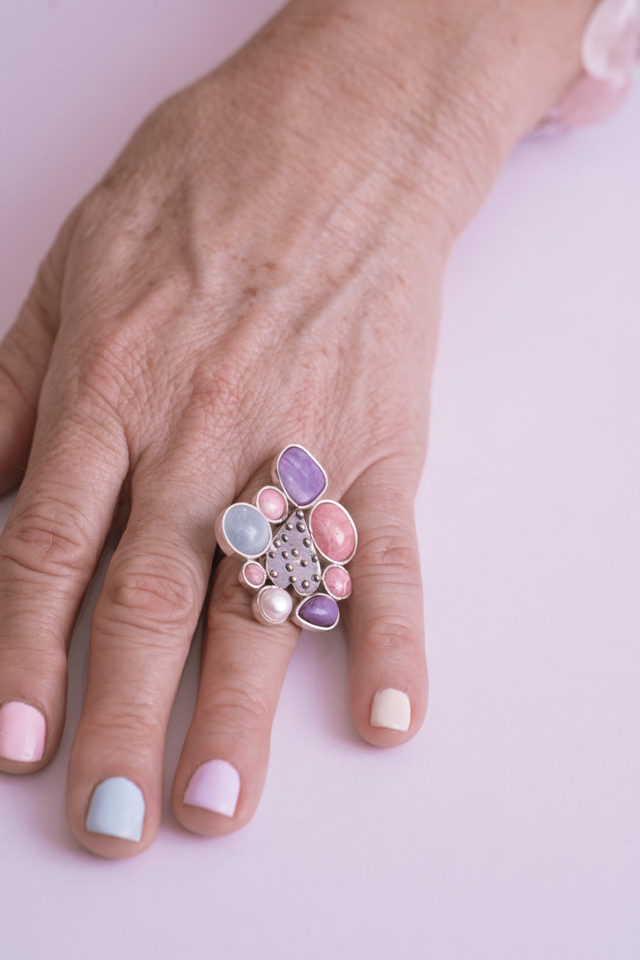 Anillo Dulce Compañía, joya de plata .925, con fosforita y perla – Gabriela Sánchez (vista 3)