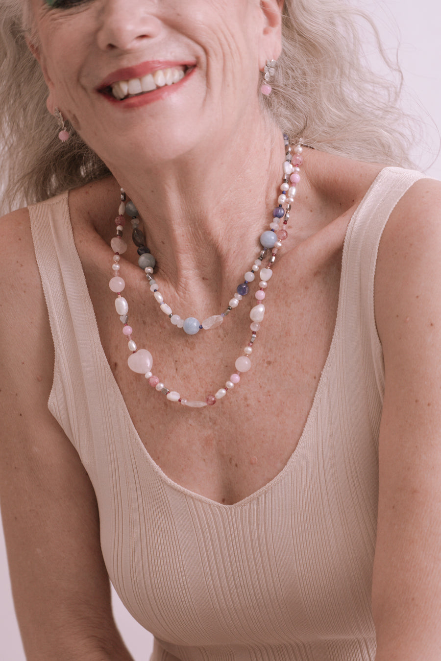 Collar Amor Infinito Azul, joya de plata .925, con aquamarina y fluorita – Gabriela Sánchez (vista 5)