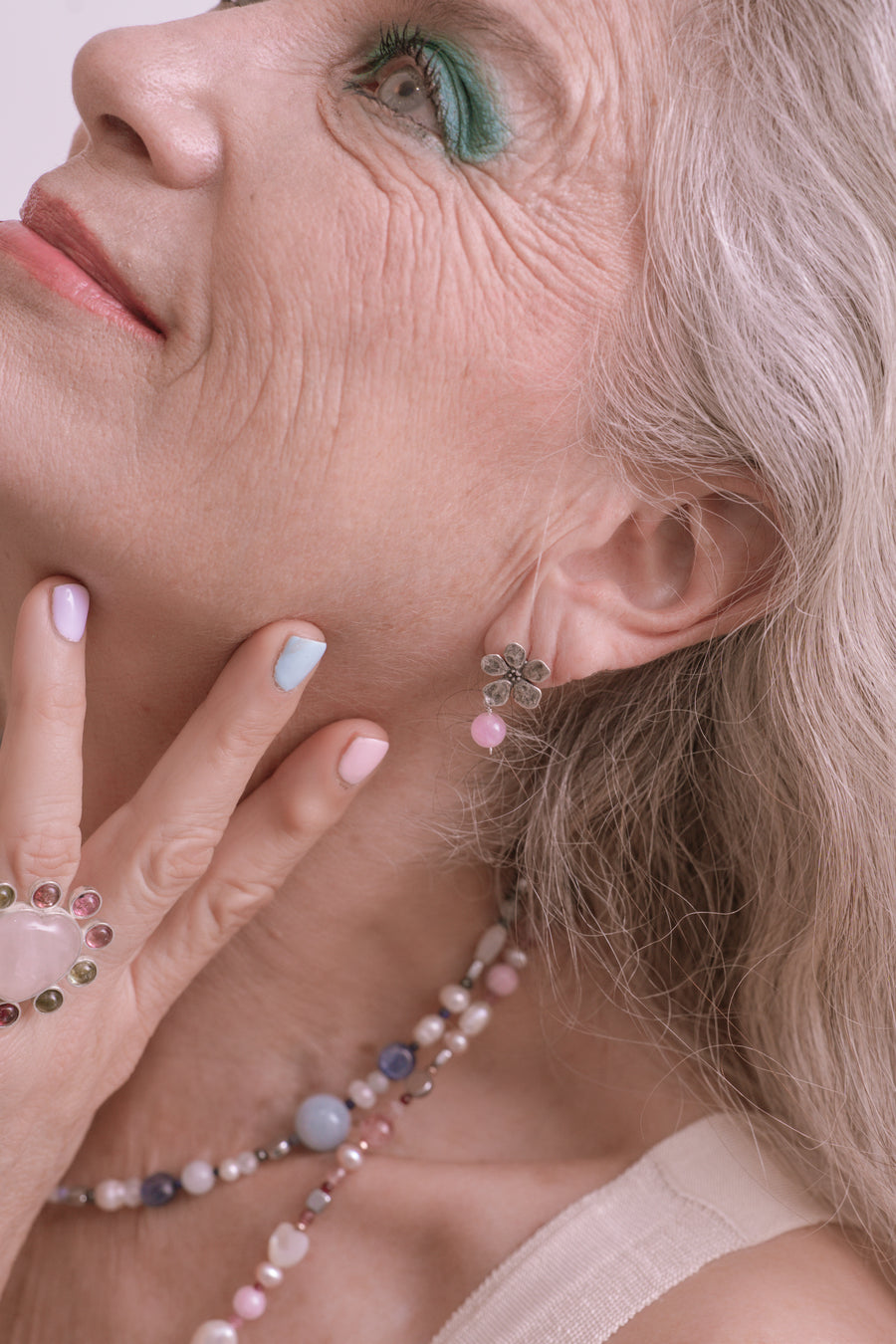 Aretes La Belleza del Alma, joya de plata .925, con kunzita – Gabriela Sánchez (vista 2)