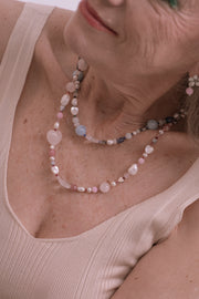 Collar Amor Infinito Rosa, joya de plata .925, con cuarzo rosa y concha – Gabriela Sánchez (vista 4)