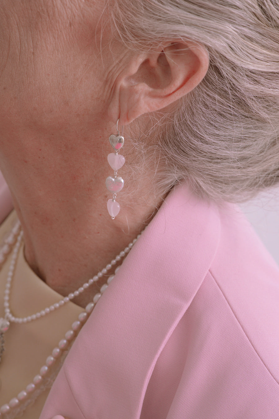Aretes Latidos de Mamá, joya de plata .925, con cuarzo rosa y perla – Gabriela Sánchez (vista 3)
