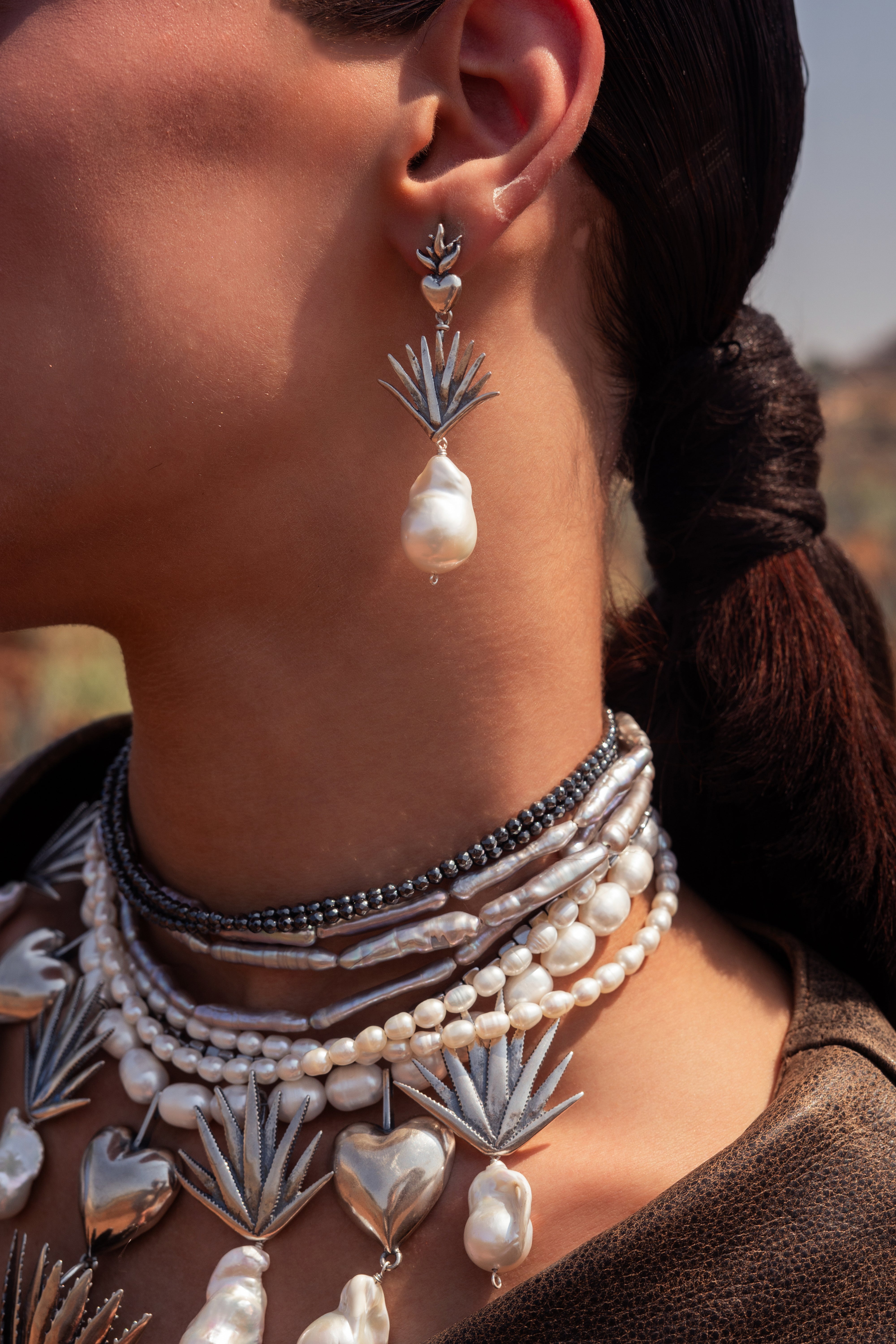 Aretes Agave Rosario, joya de plata .925, con perla – Gabriela Sánchez (vista 2)