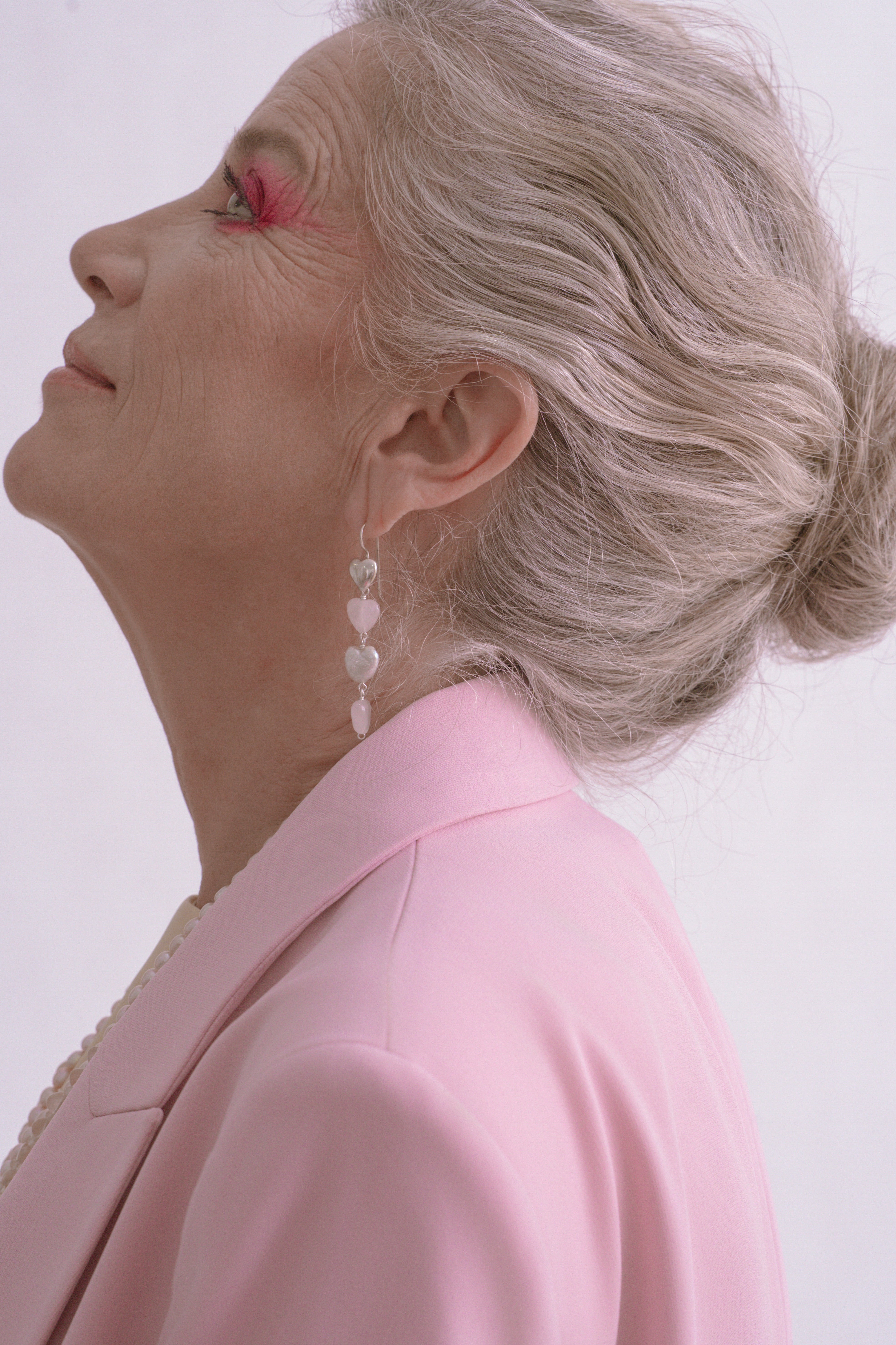 Aretes Latidos de Mamá, joya de plata .925, con cuarzo rosa y perla – Gabriela Sánchez (vista 2)