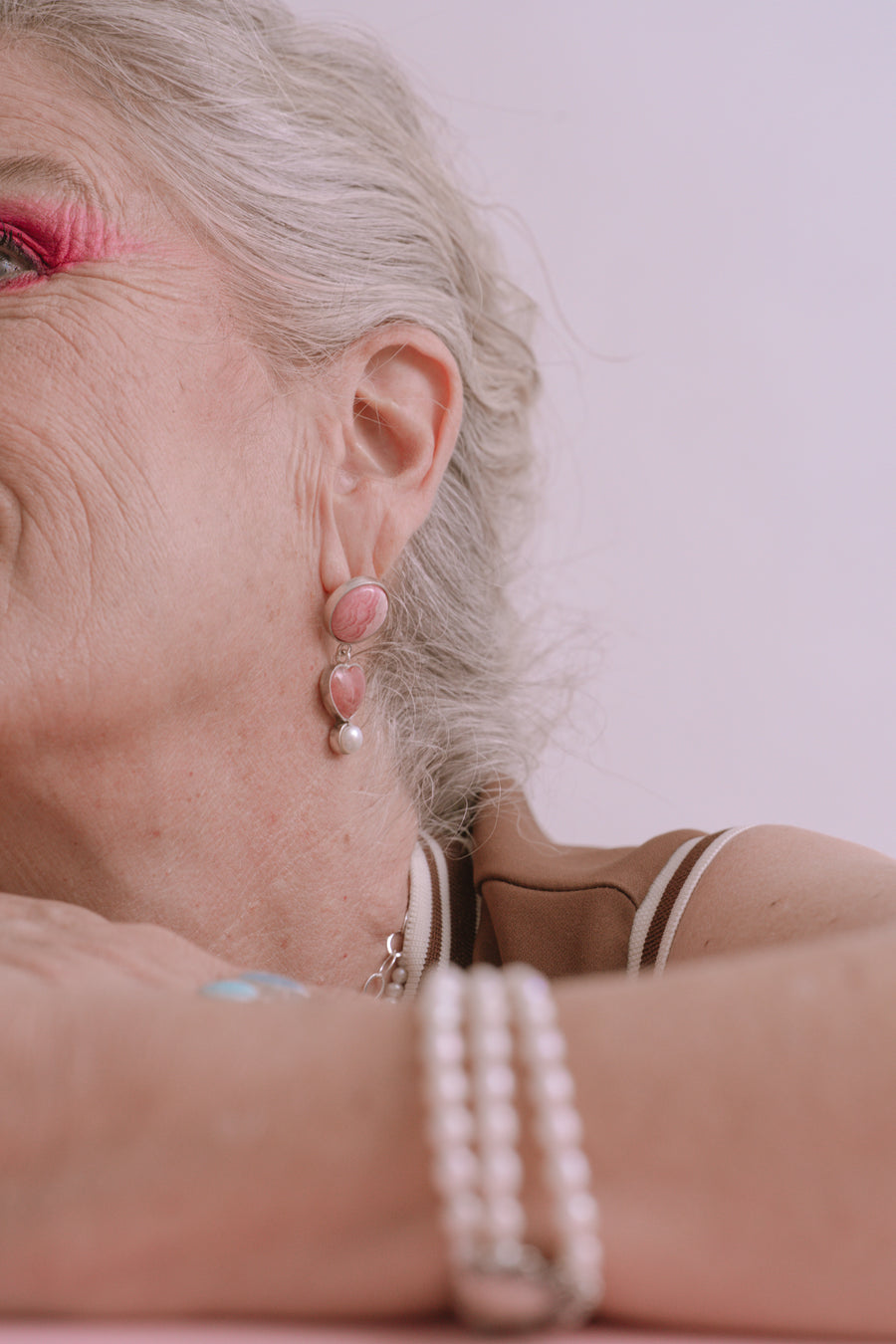 Aretes Bajo el Velo Rosa, joya de plata .925, con rodocosita y perla – Gabriela Sánchez (vista 3)