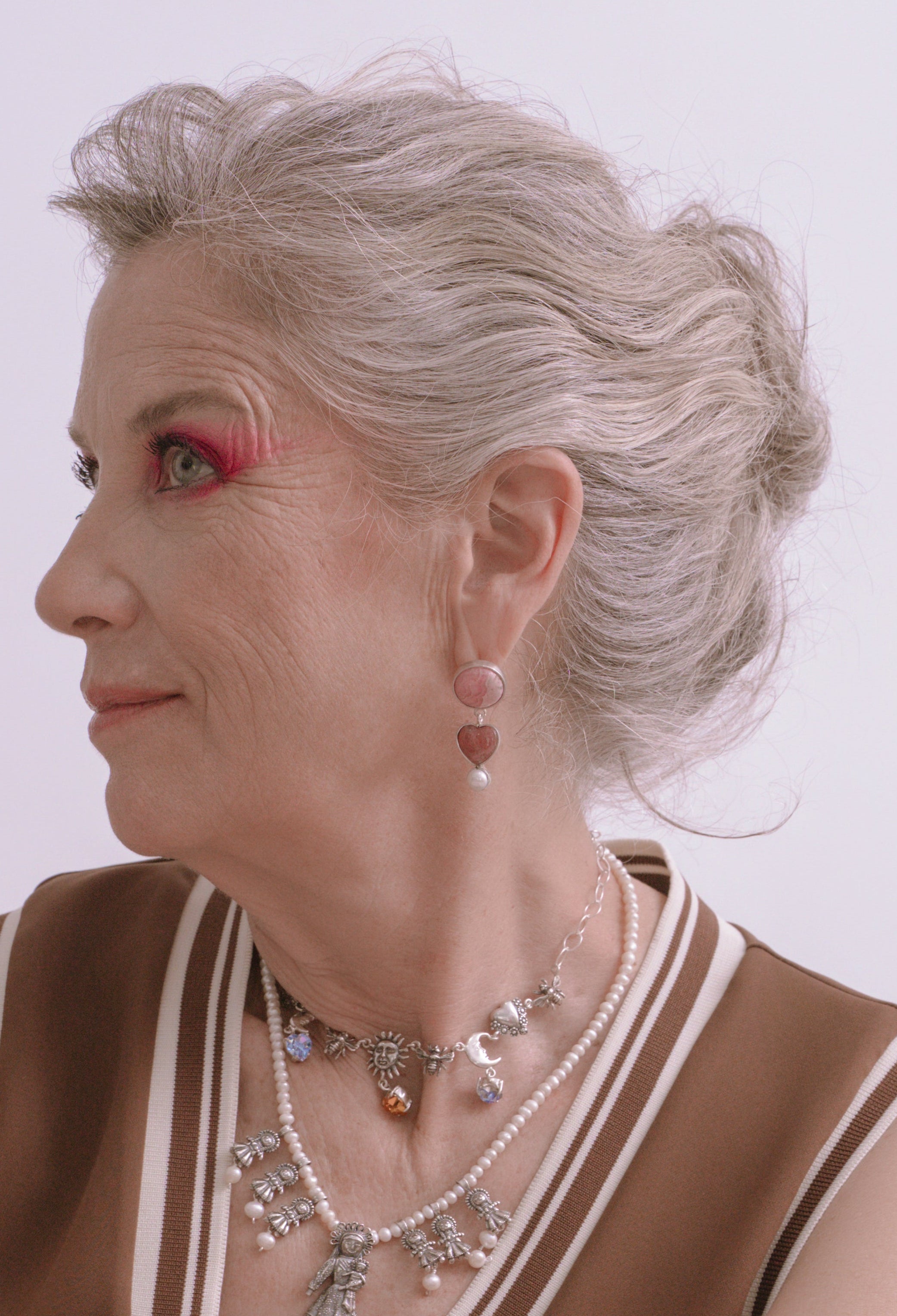 Aretes Bajo el Velo Rosa, joya de plata .925, con rodocosita y perla – Gabriela Sánchez (vista 2)