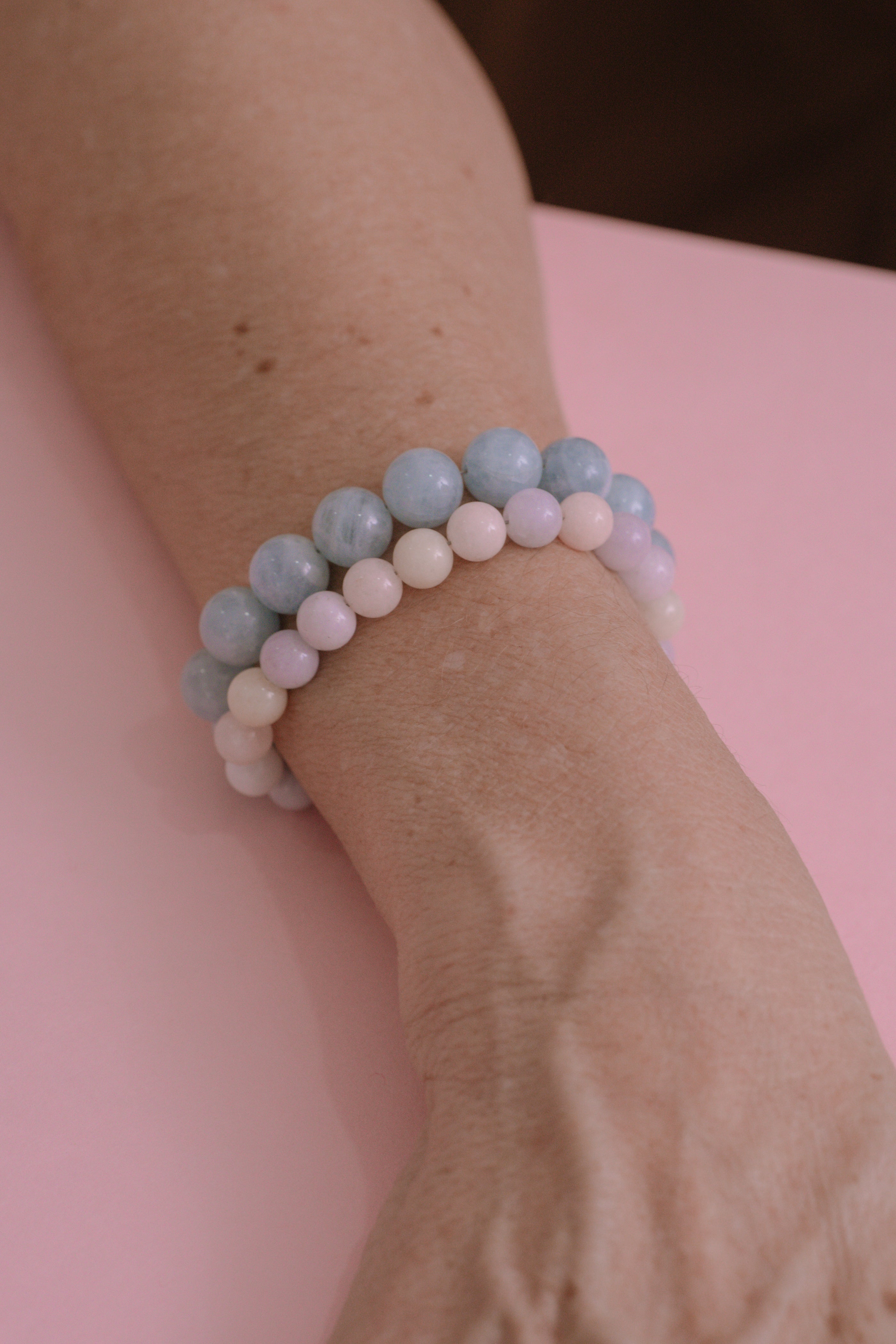 Pulsera Encanto Rosa, joya de plata .925, con calcedonia – Gabriela Sánchez (vista 2)