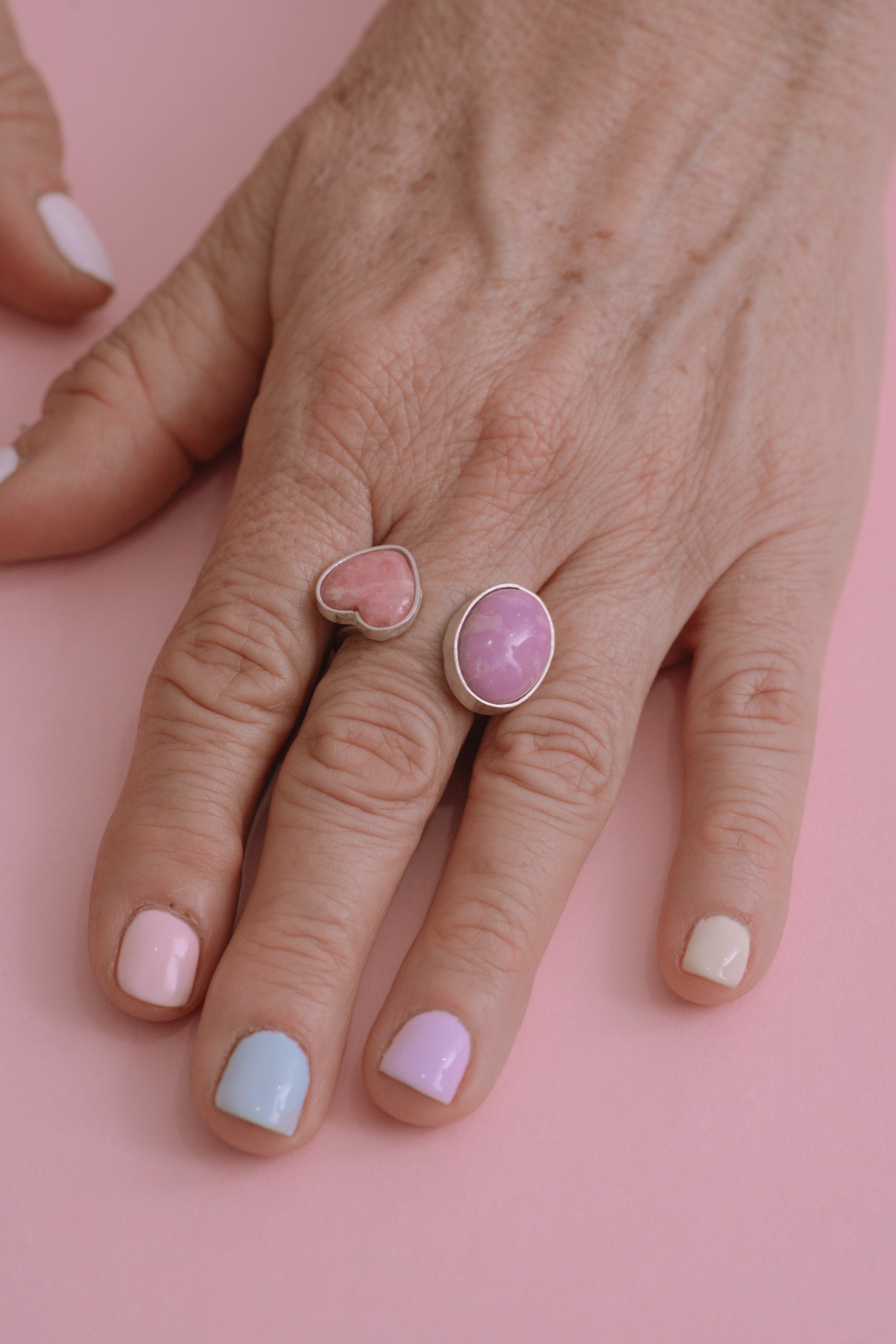 Anillo Familia de Corazón, joya de plata .925, con fosforita y rodocosita – Gabriela Sánchez (vista 2)