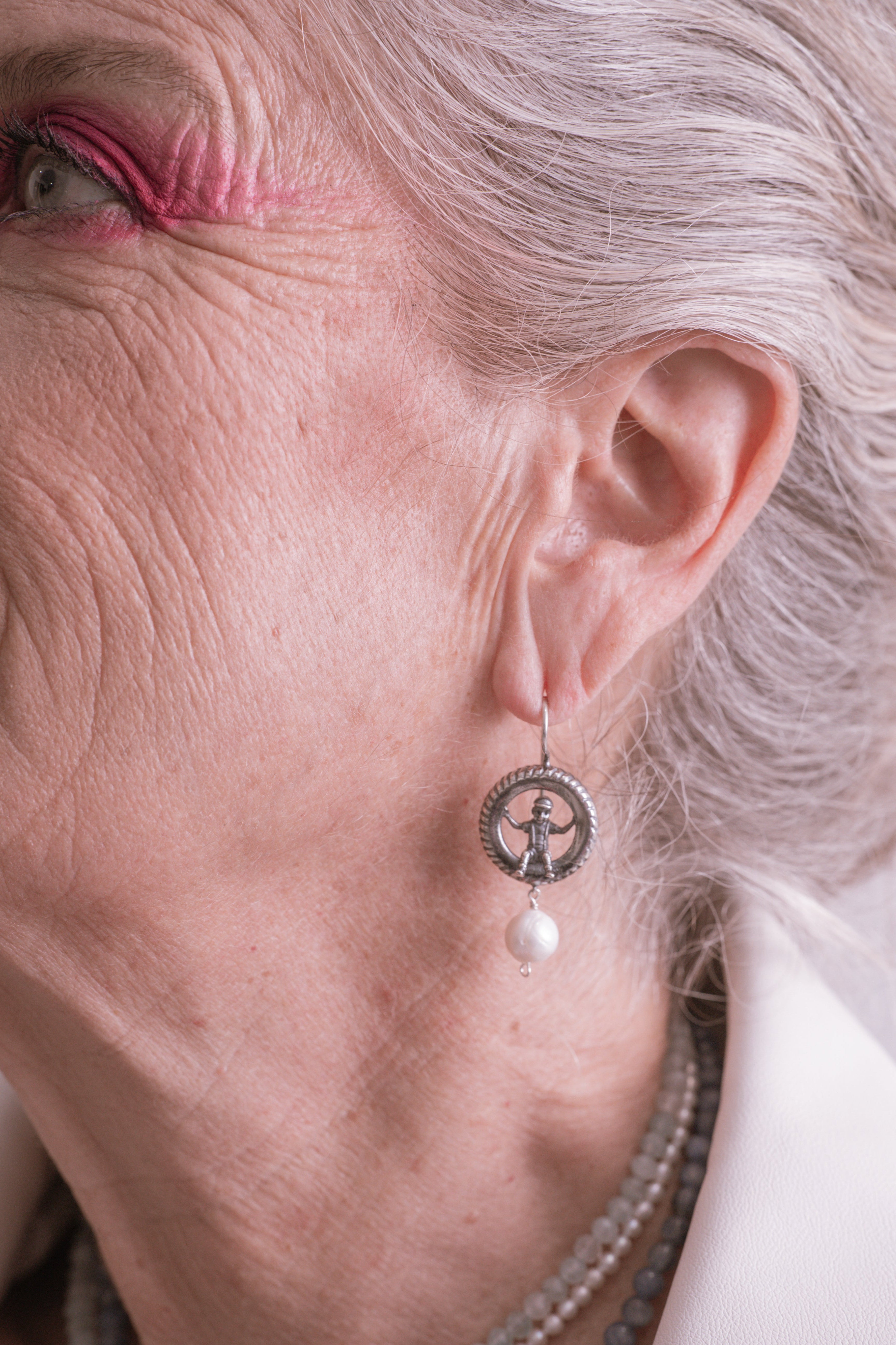 Aretes Tiempos de Cariño, joya de plata .925, con perla – Gabriela Sánchez (vista 2)