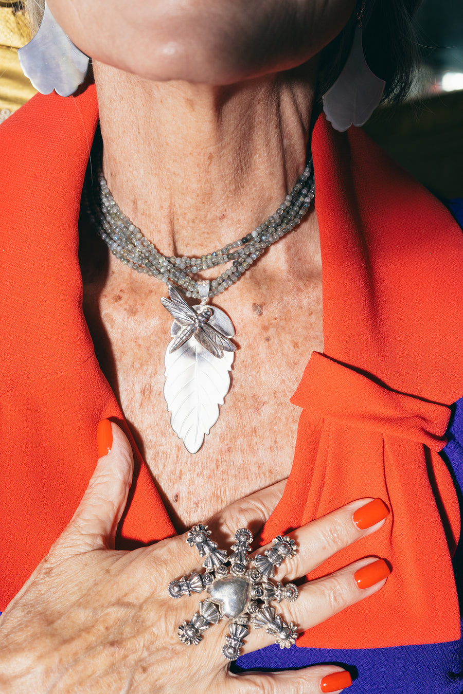 Collar Prosperidad, joya de plata .925, con labradorita y concha – Gabriela Sánchez (vista 2)