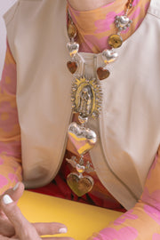 Collar Corazón de Guadalupana, joya de plata .925, con ámbar – Gabriela Sánchez (vista 3)