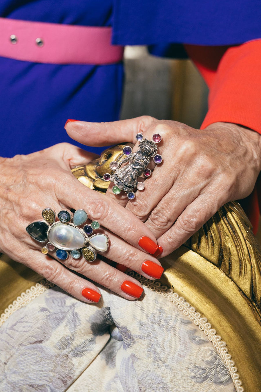 Anillo Abrazo de Mamá, joya de plata .925, con granate y gemas de colores – Gabriela Sánchez (vista 6)