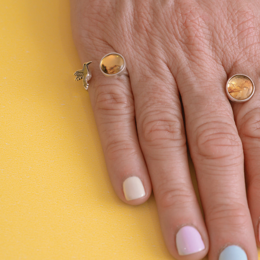 Anillo Pequeño Vuelo, joya de plata .925, con ámbar – Gabriela Sánchez (vista 4)