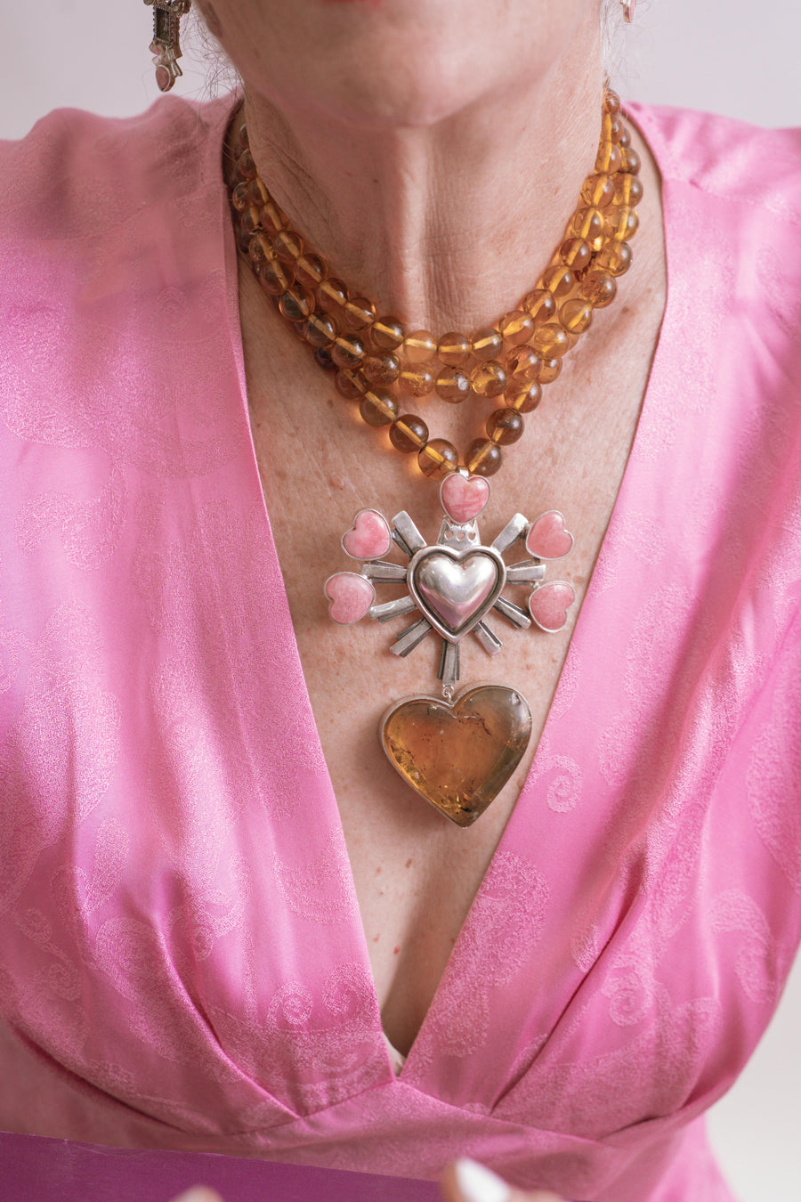 Collar Corazón de Melocotón, joya de plata .925, con ámbar y rodocosita – Gabriela Sánchez (vista 3)