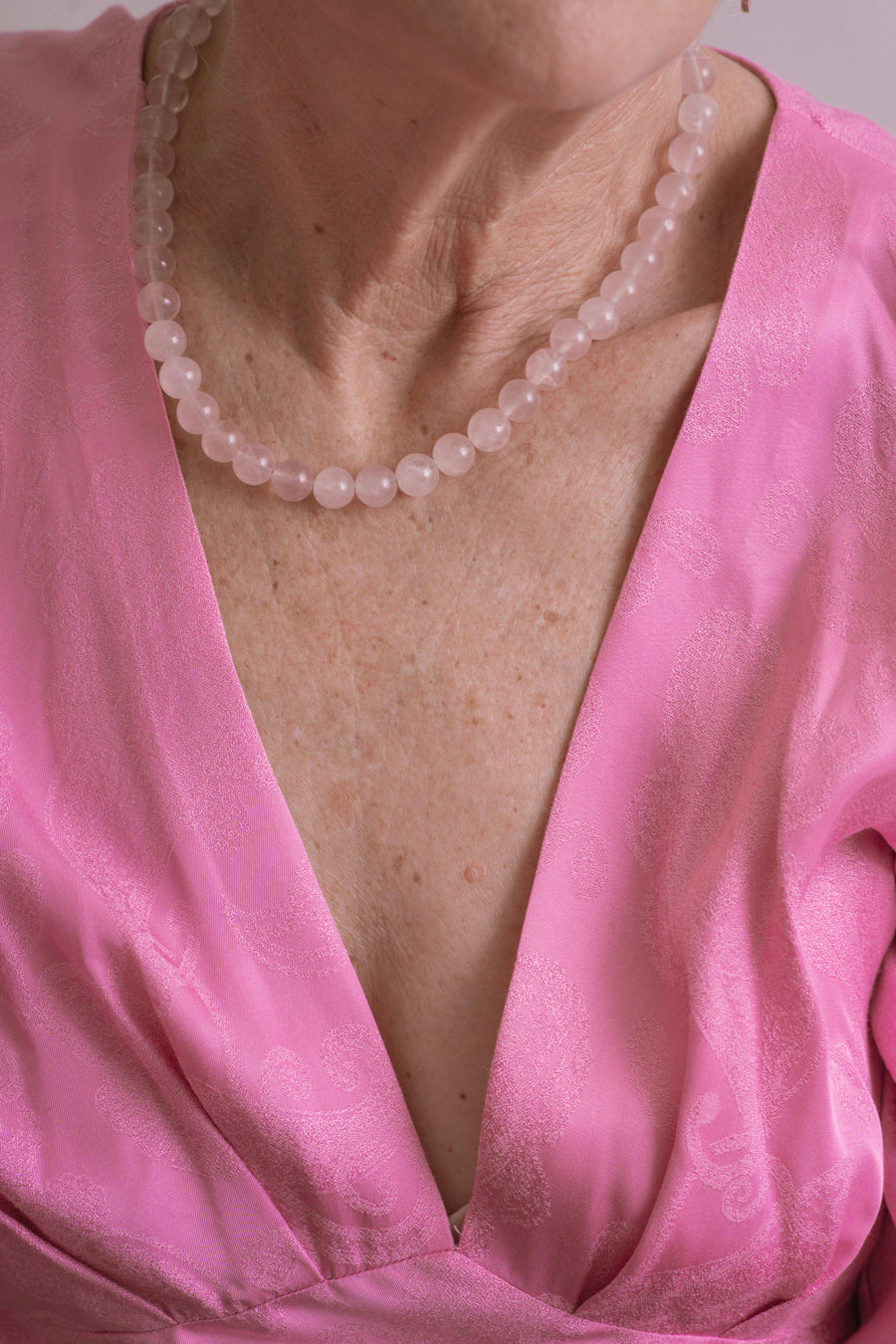 Gargantilla Dulce Esencia, joya de plata .925, con cuarzo rosa – Gabriela Sánchez (vista 2)