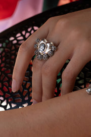 Anillo Calavera y Corazones, joya de plata .925, con cristal Swarovski – Gabriela Sánchez (vista 2)