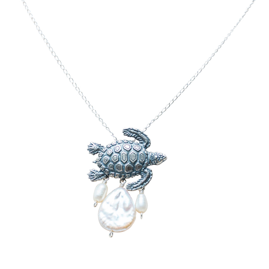 Dije Playa Tortuga, joya de plata .925, con perla – Gabriela Sánchez