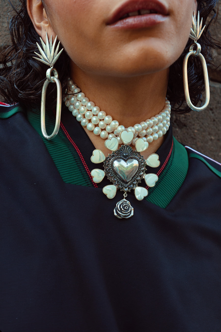 Choker Rodeada de Amor, joya de plata .925, con perla y concha – Gabriela Sánchez (vista 2)