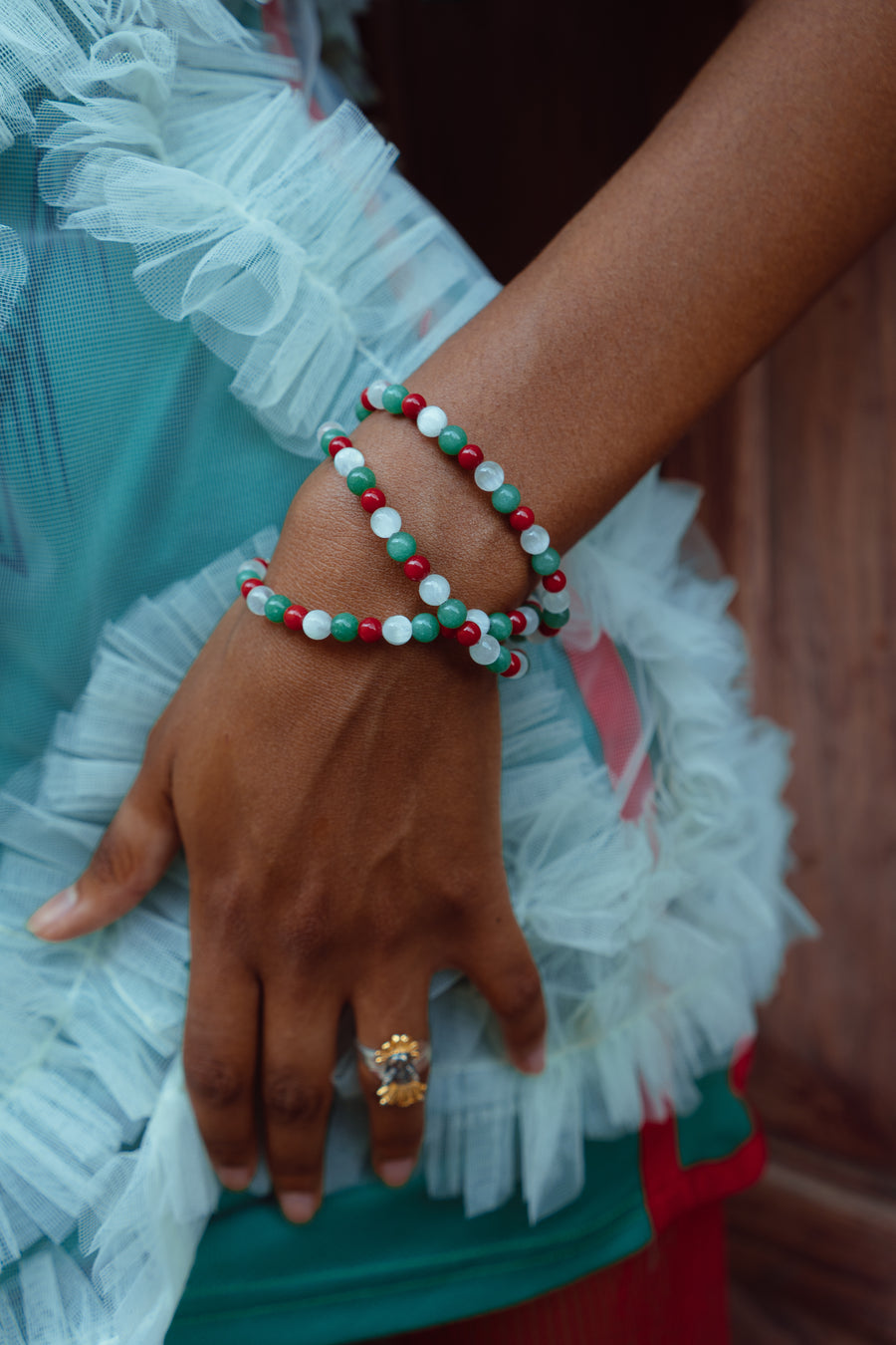 Pulsera Bandera, joya de plata .925, con sodalita y coral – Gabriela Sánchez (vista 5)