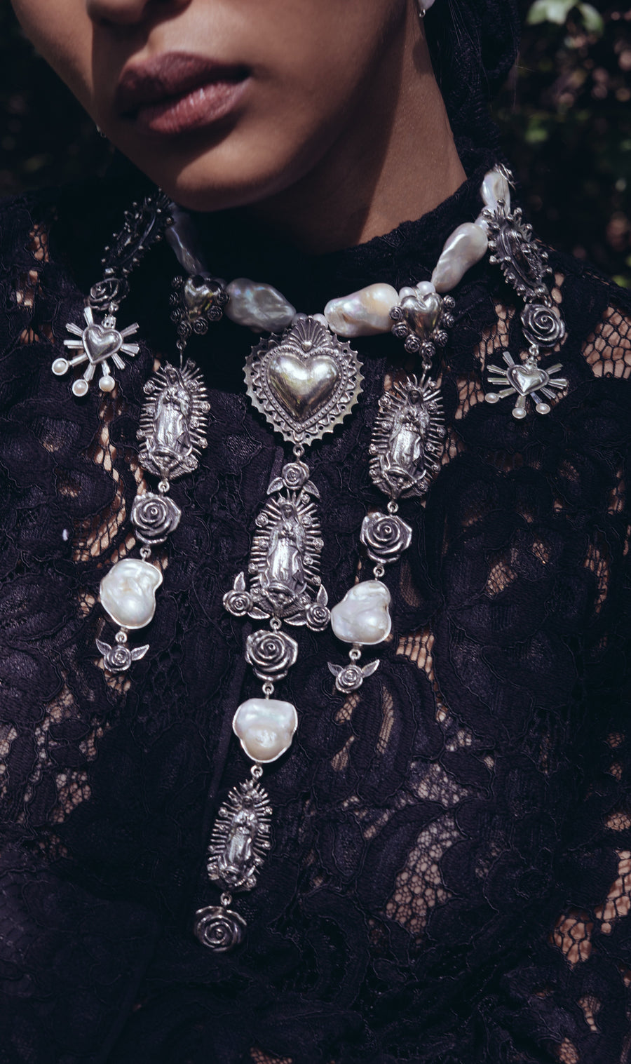 Collar Altar Dedicado al Recuerdo, joya de plata .925, con perla – Gabriela Sánchez (vista 3)