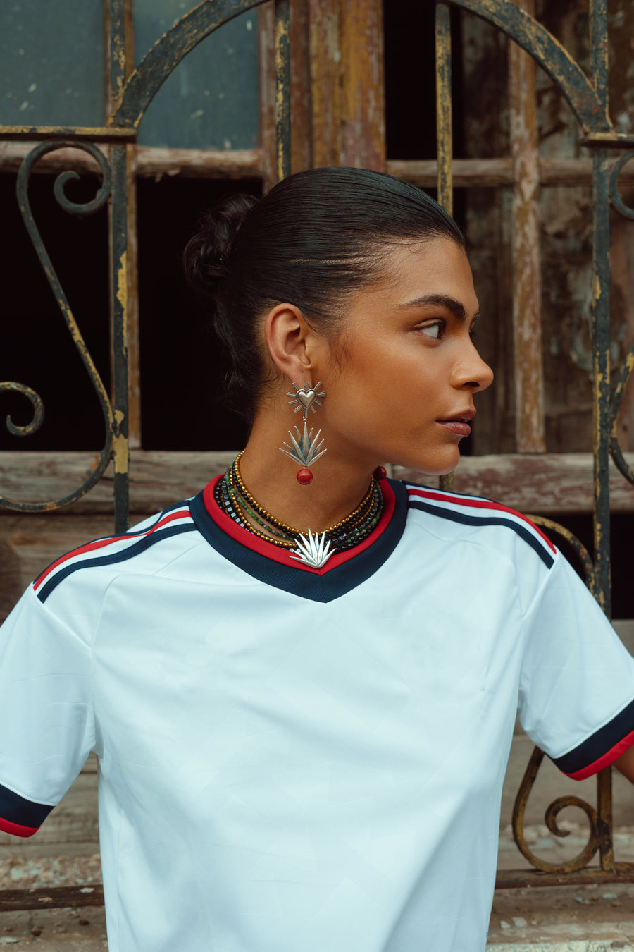 Aretes Corazón de Nuestra Tierra, joya de plata .925, con coral – Gabriela Sánchez (vista 3)