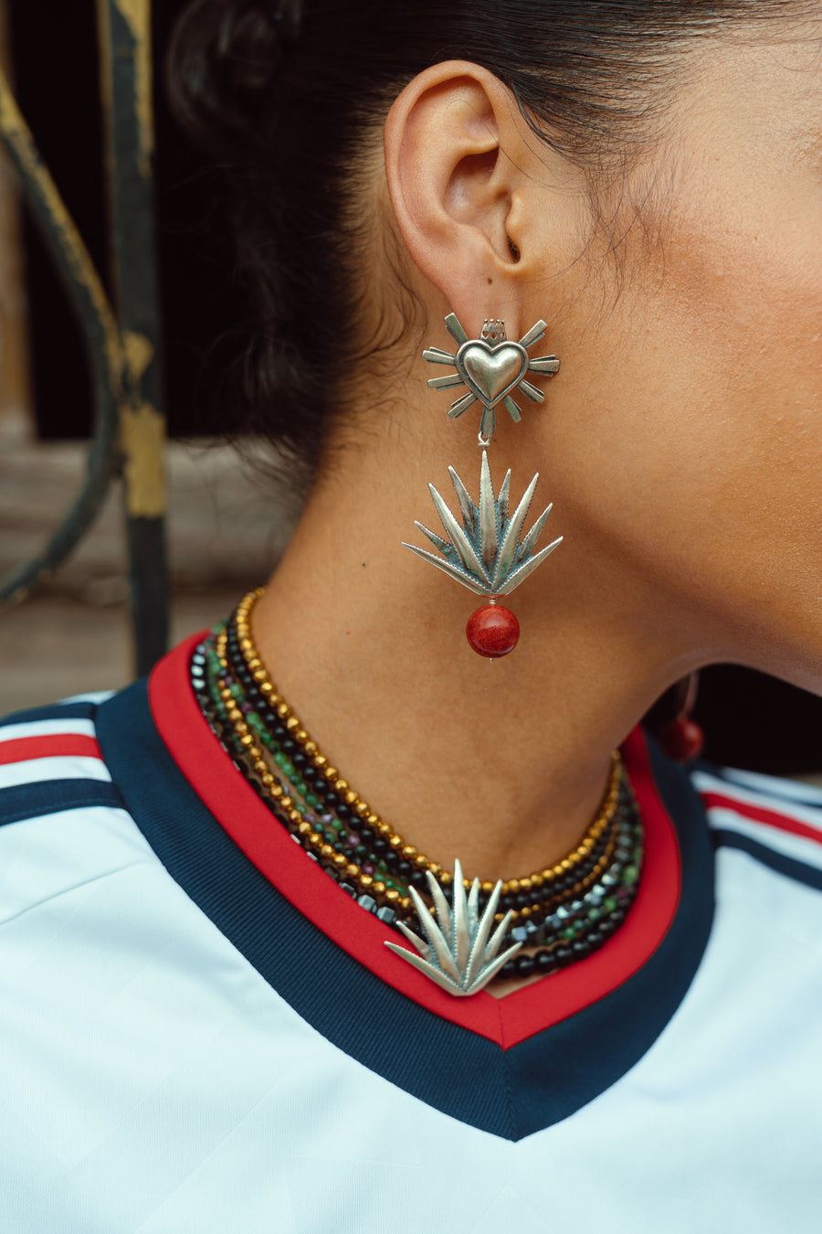 Aretes Corazón de Nuestra Tierra, joya de plata .925, con coral – Gabriela Sánchez