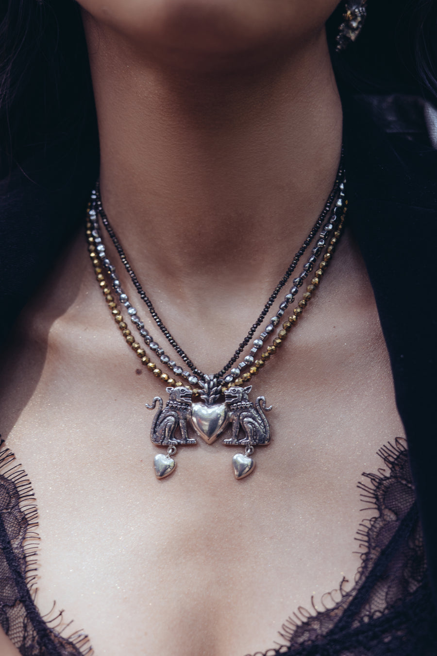 Collar Amores Salvajes, joya de plata .925, con hematita – Gabriela Sánchez (vista 5)