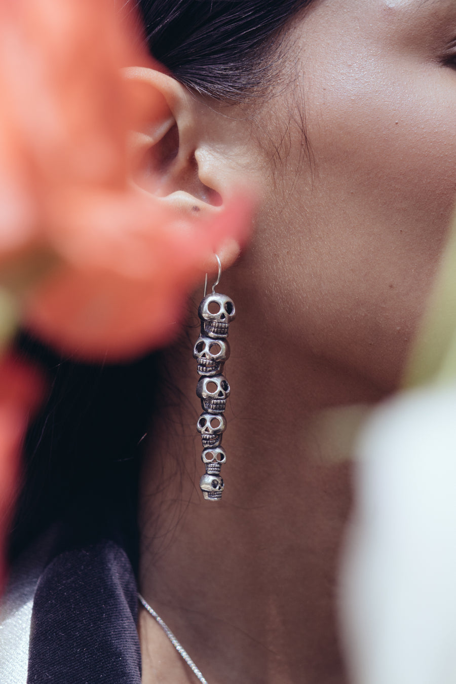 Aretes Cráneos de Luna, joya de plata .925 – Gabriela Sánchez (vista 2)
