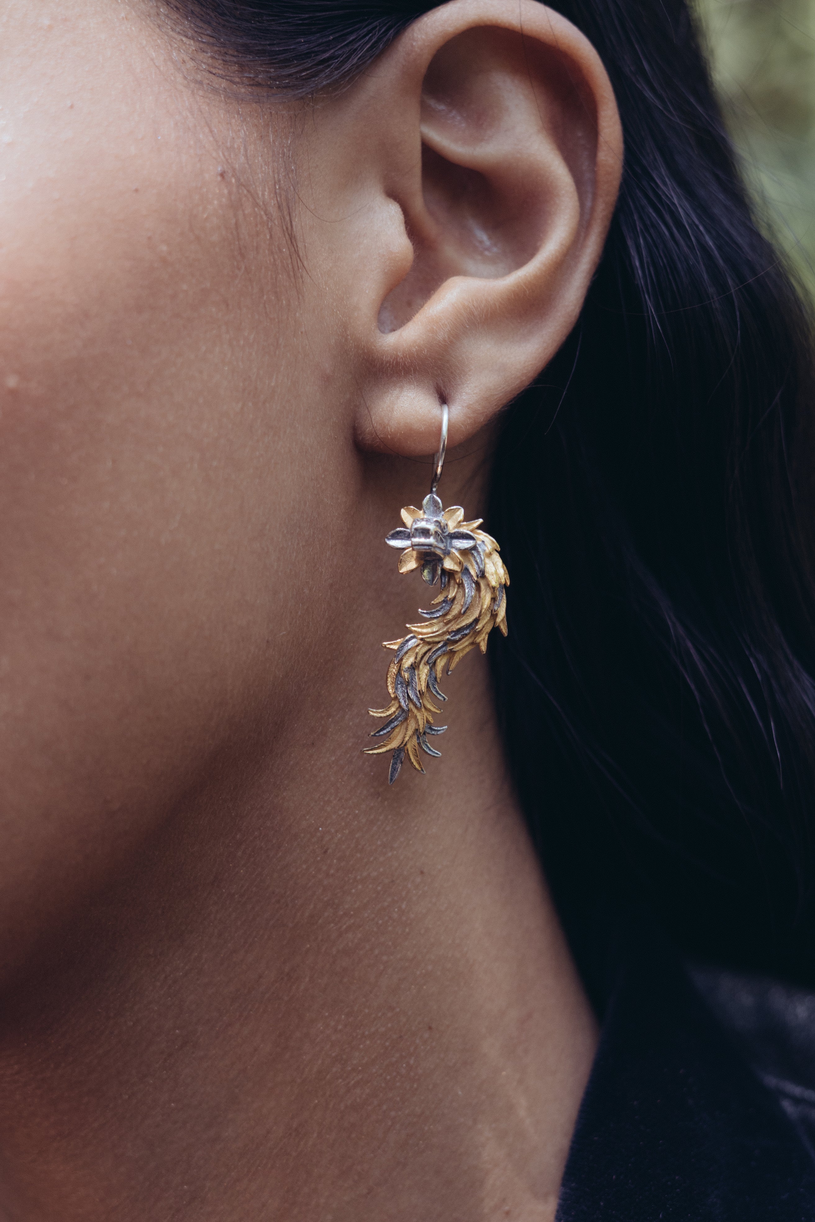 Aretes Quetzalcóatl Dorado, joya de plata .925 – Gabriela Sánchez (vista 2)