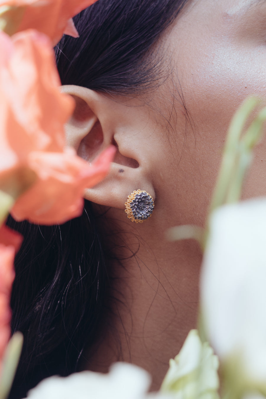 Aretes Cempasúchil Dorado, joya de plata .925 – Gabriela Sánchez (vista 2)