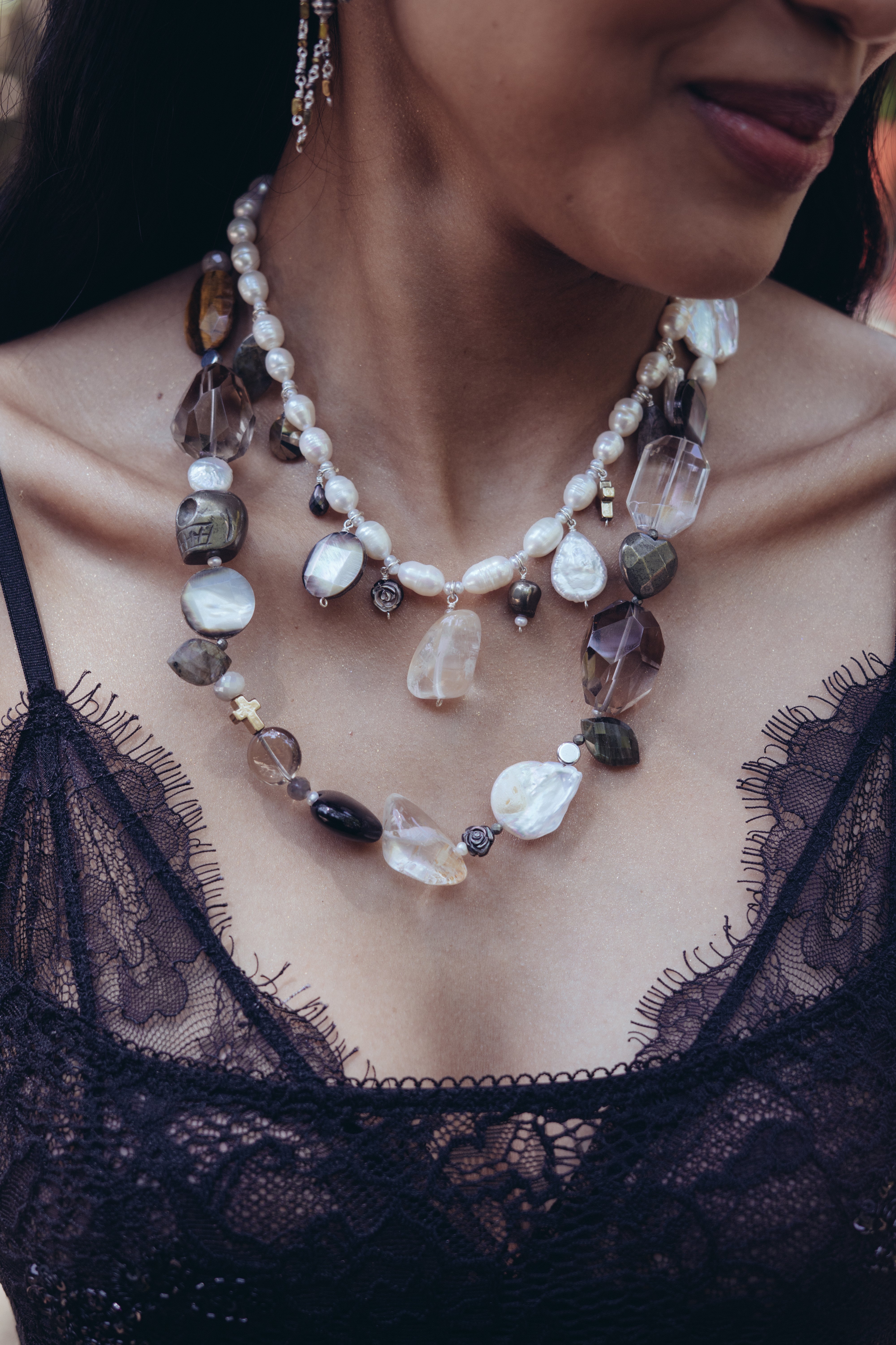 Collar Copal y Mezcal, joya de plata .925, con cuarzo y ónix – Gabriela Sánchez (vista 2)
