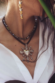 Collar Tzompantli Estelar chico, joya de plata .925, con obsidiana y hematita – Gabriela Sánchez (vista 2)