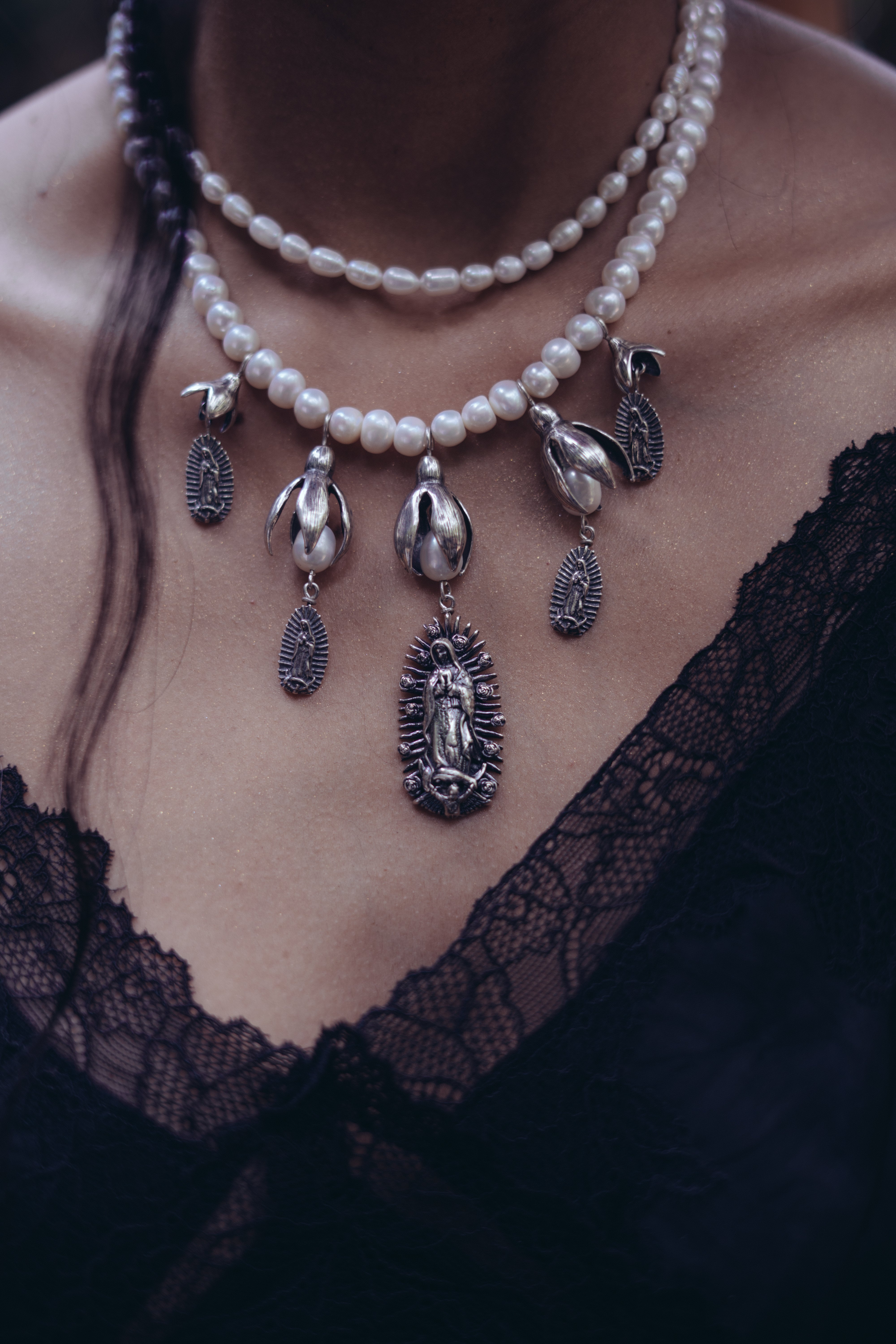 Collar Luz Bendita, joya de plata .925, con perla – Gabriela Sánchez