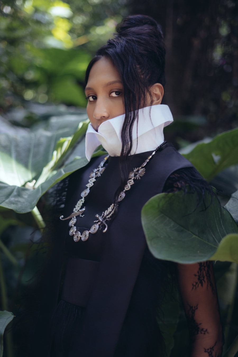 Collar Juego Prehispánico, joya de plata .925, con ámbar y ónix – Gabriela Sánchez (vista 3)