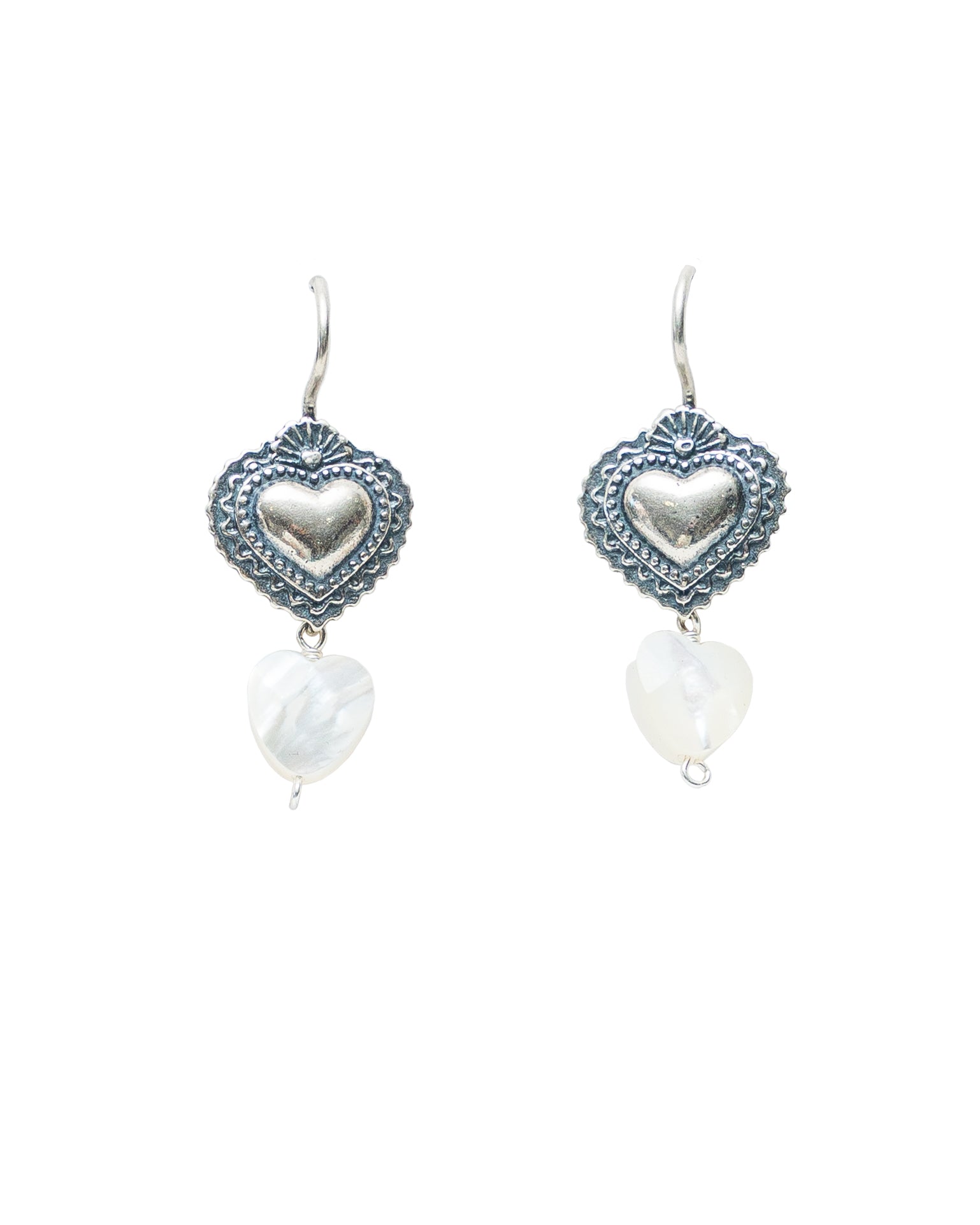 Aretes Corazón Bordado Blanco, joya de plata .925, con concha – Gabriela Sánchez