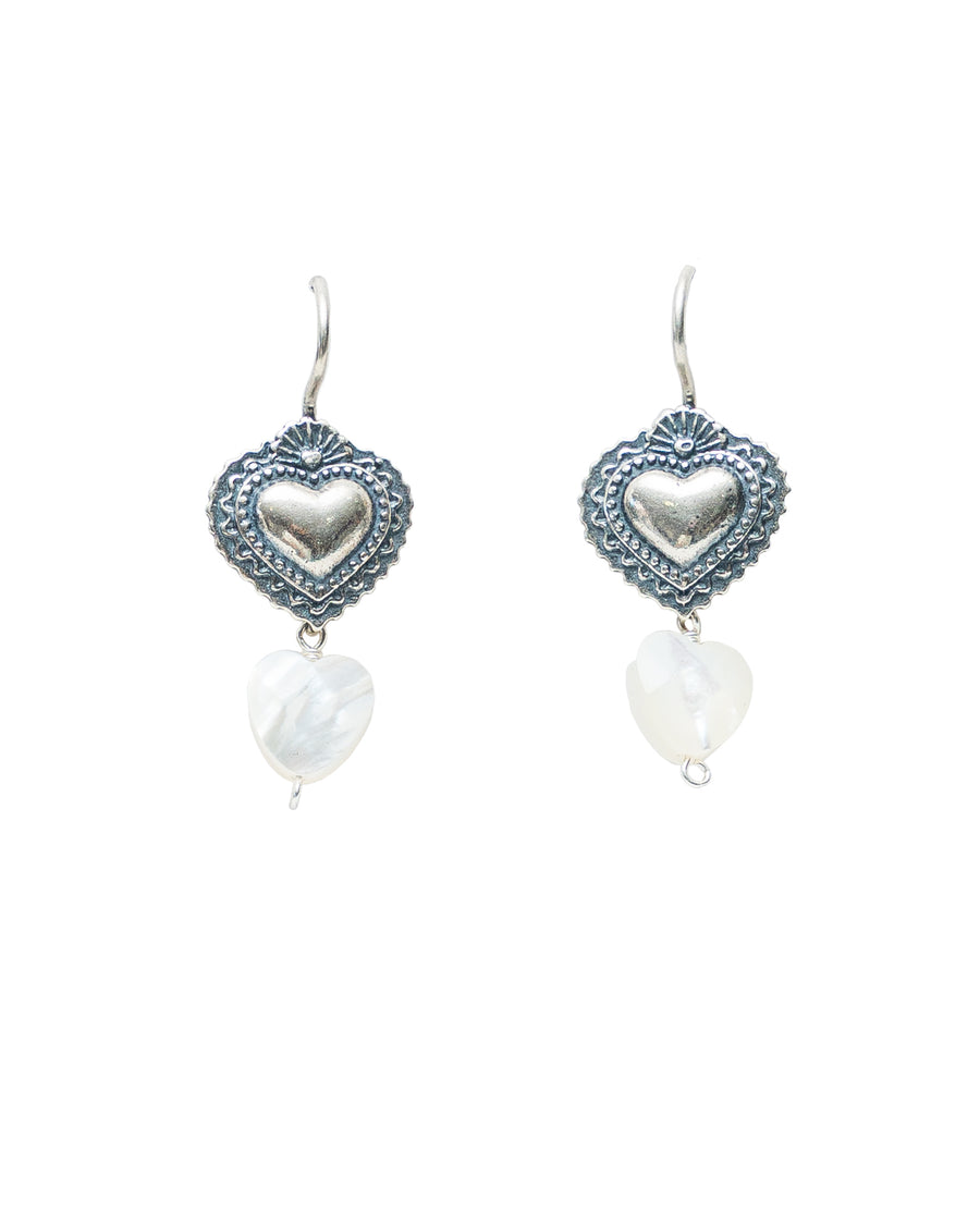 Aretes Corazón Bordado Blanco, joya de plata .925, con concha – Gabriela Sánchez