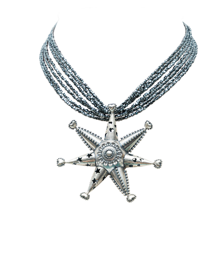 Collar Mucha Fiesta, joya de plata .925, con hematita – Gabriela Sánchez (vista 3)