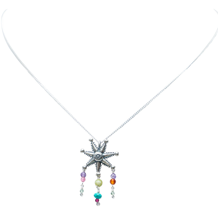 Dije Mucha Fiesta Colorida, joya de plata .925, con amatista y jade – Gabriela Sánchez