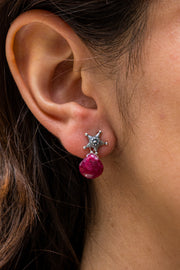 Aretes Pequeña Piñata Rubí, joya de plata .925 – Gabriela Sánchez (vista 2)