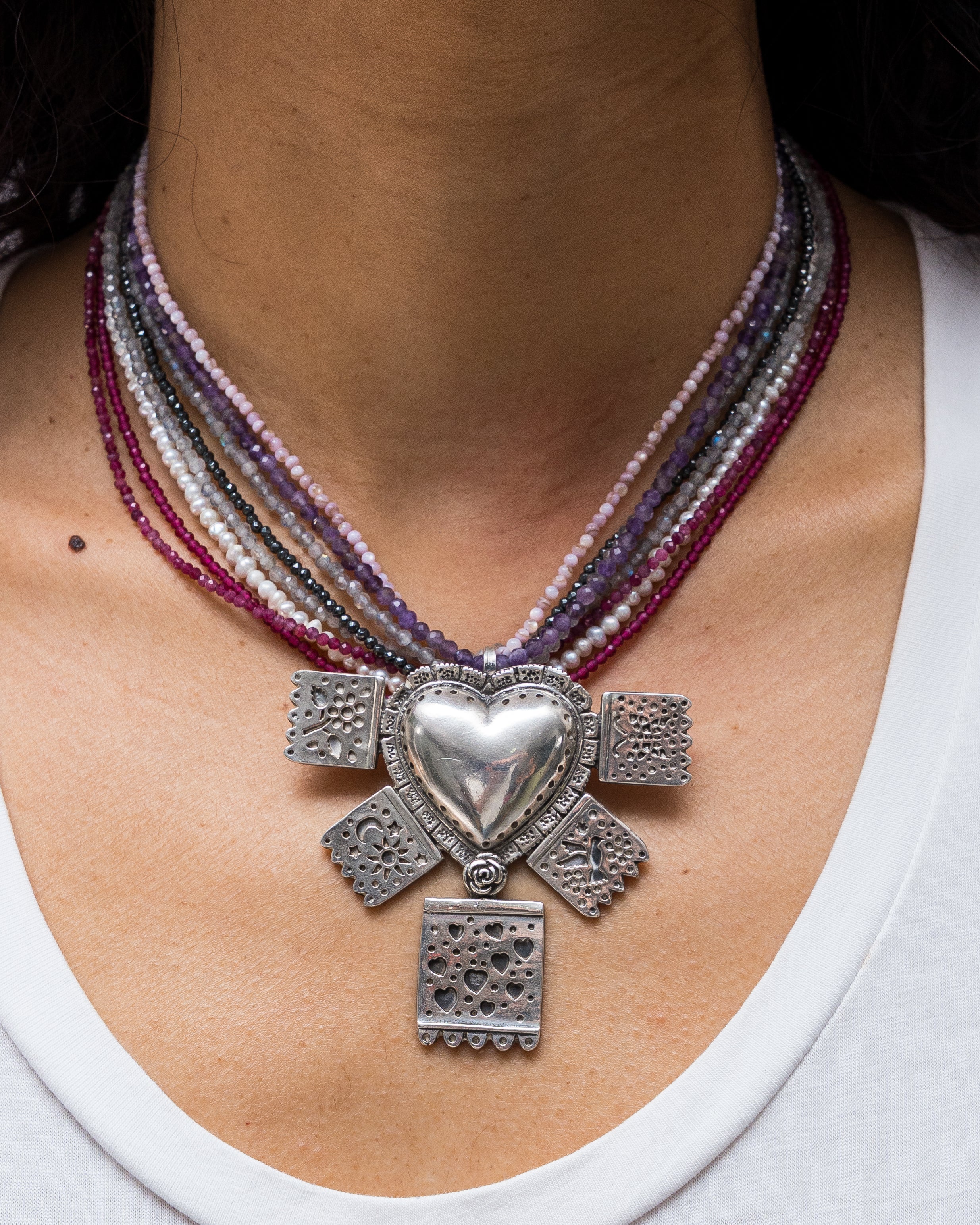Collar Fiesta del Corazón, joya de plata .925, con rubí y gemas de colores – Gabriela Sánchez