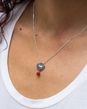 Dije Corazón bordado Coral, joya de plata .925 – Gabriela Sánchez (vista 3)
