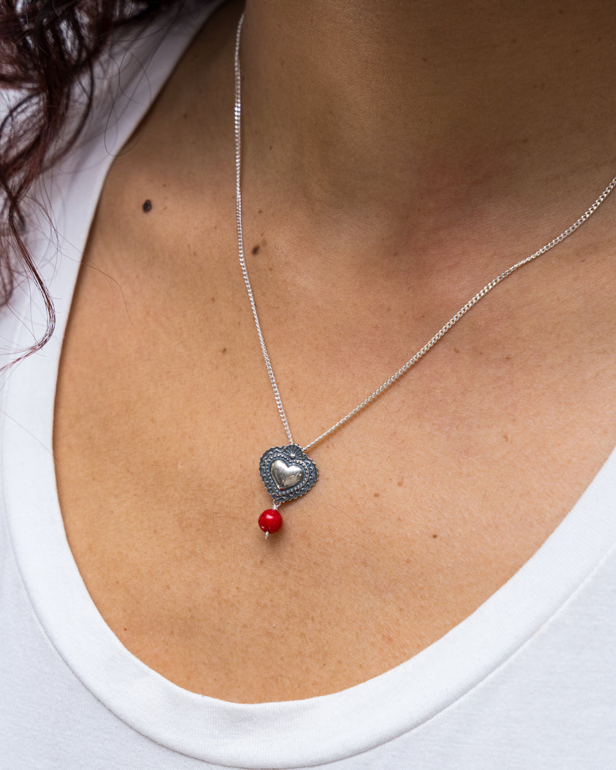 Dije Corazón bordado Coral, joya de plata .925 – Gabriela Sánchez (vista 3)