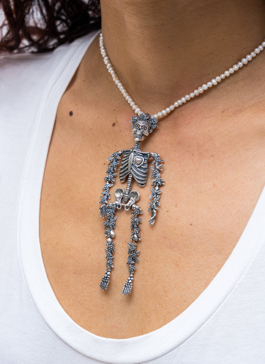 Collar Baila Catrina Perla, joya de plata .925 – Gabriela Sánchez (vista 3)