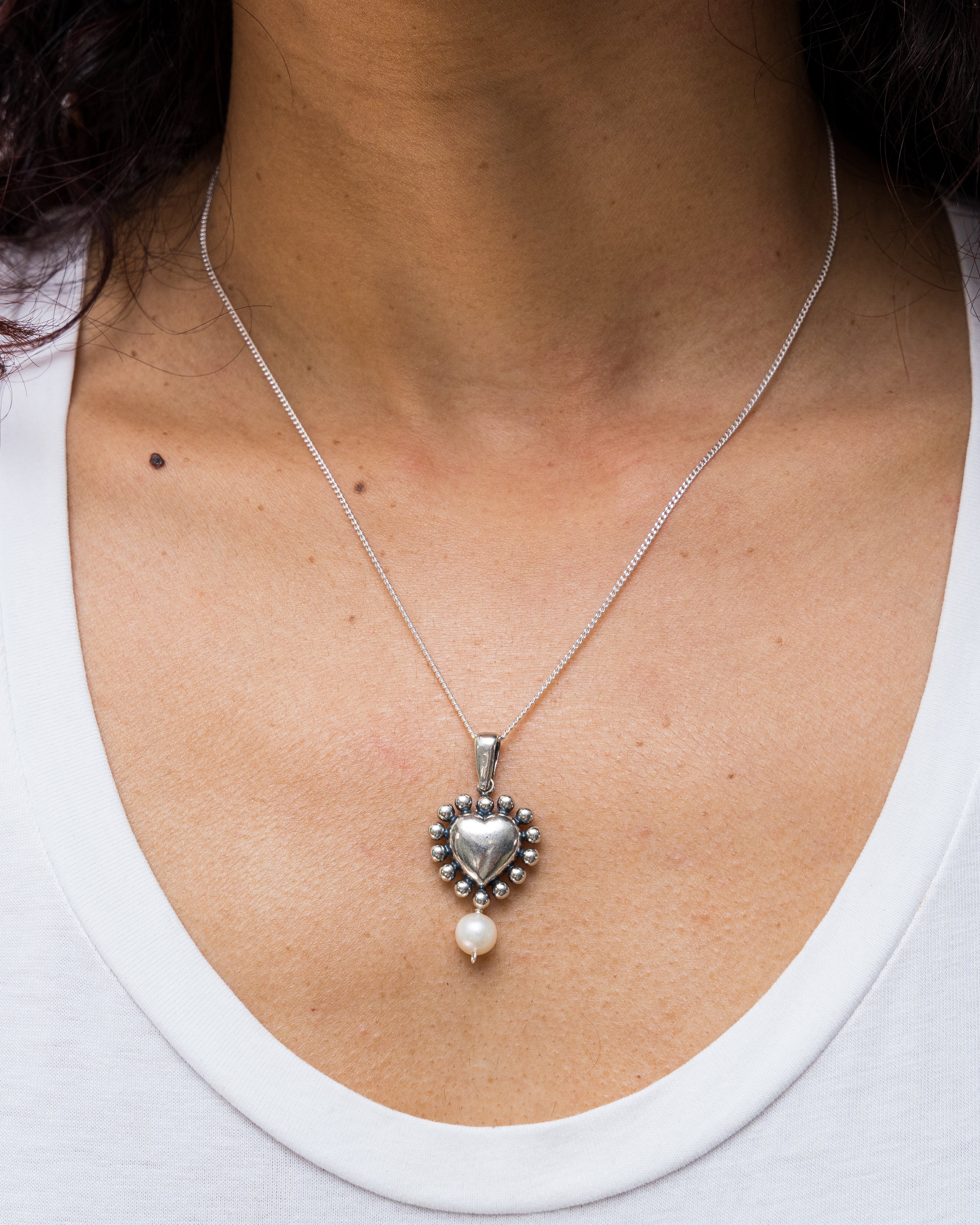 Dije Corazón Con Puntos Mediano Perla, joya de plata .925 – Gabriela Sánchez (vista 2)