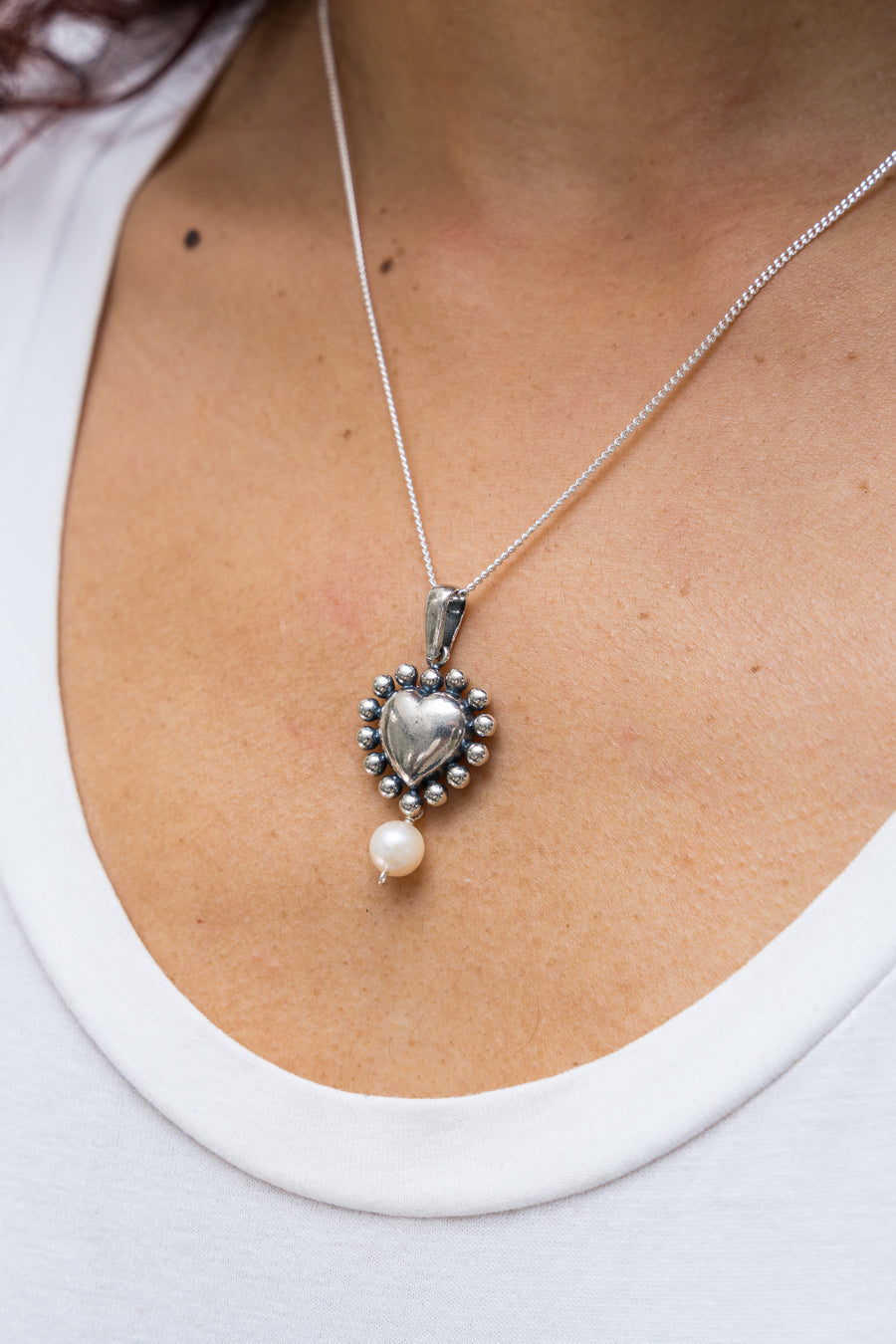 Dije Corazón Con Puntos Mediano Perla, joya de plata .925 – Gabriela Sánchez (vista 3)