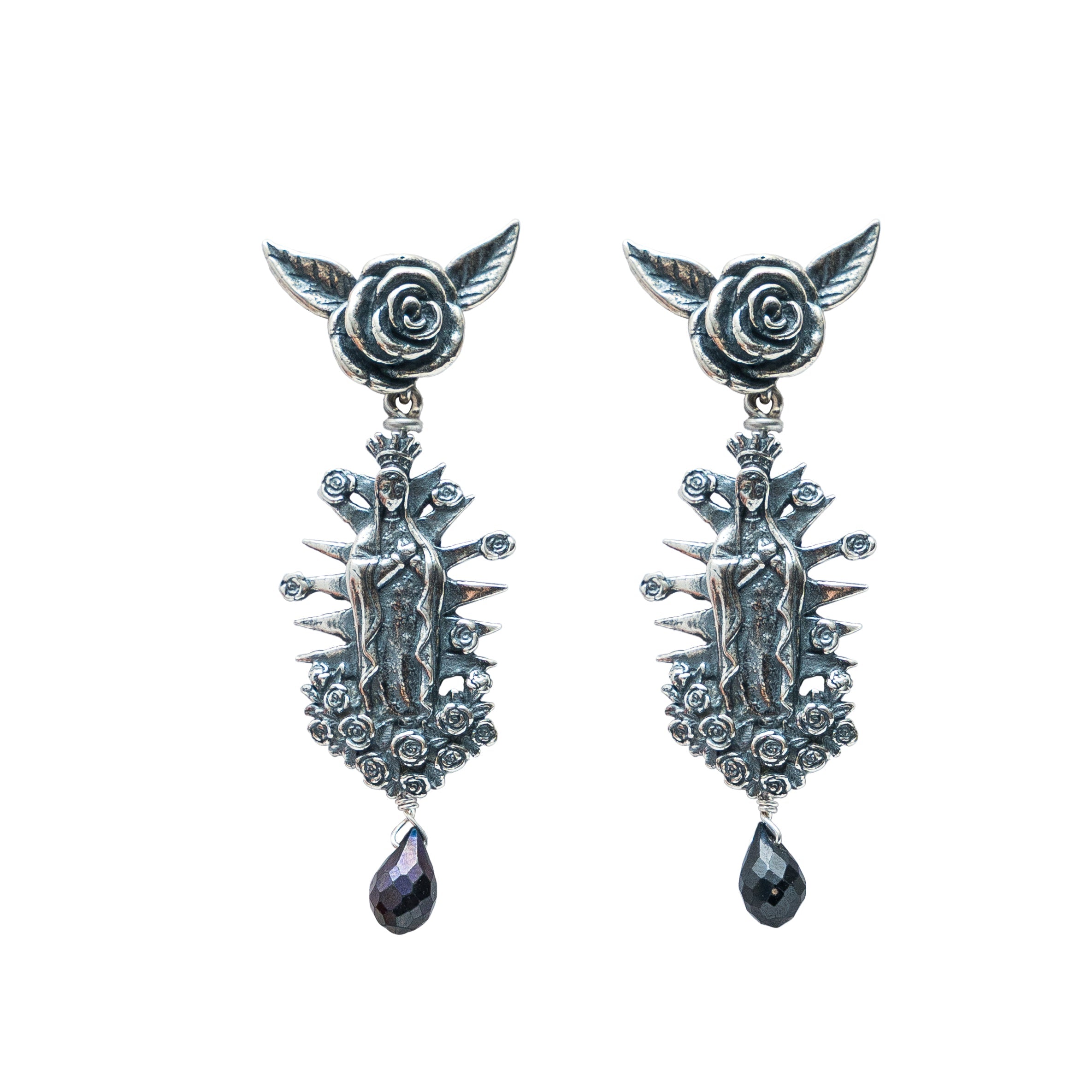 Aretes Rosa Bendecida, joya de plata .925, con hematita – Gabriela Sánchez