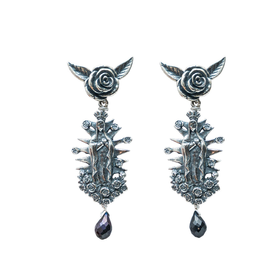 Aretes Rosa Bendecida, joya de plata .925, con hematita – Gabriela Sánchez
