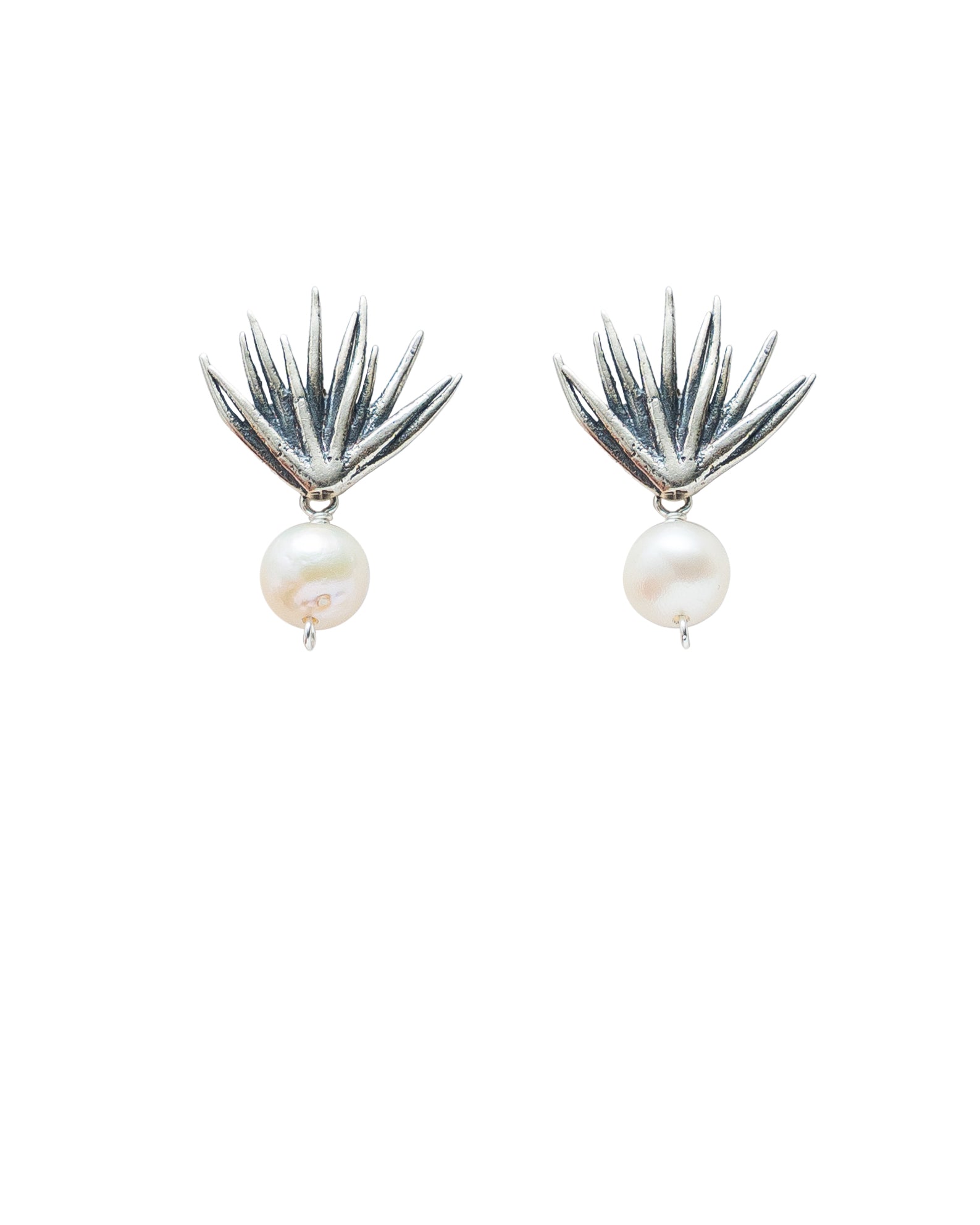 Aretes Agave Blanco, joya de plata .925, con perla – Gabriela Sánchez